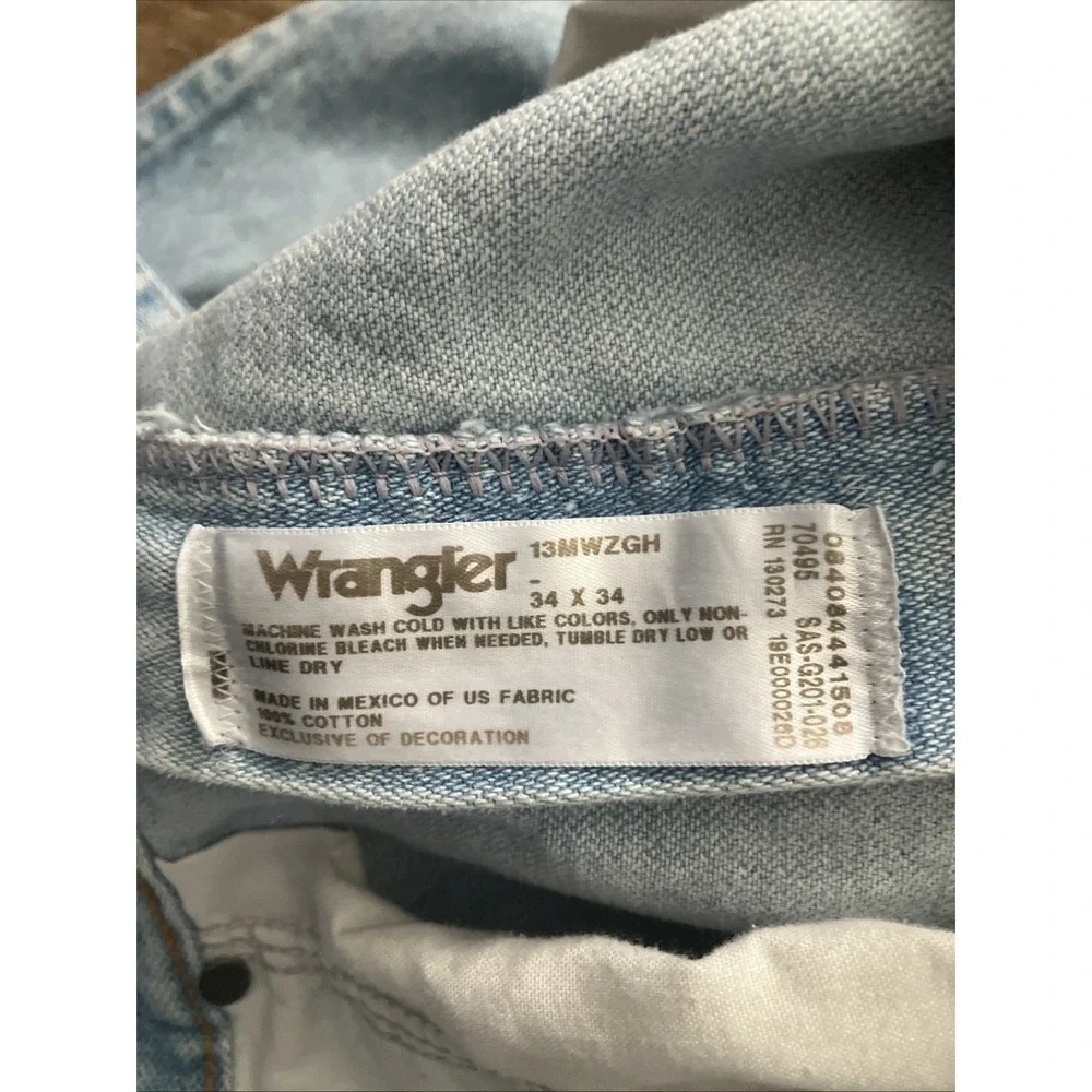 Wrangler Jeans Mens Size 34x34 Light Wash Blue Relaxed Fit Straight Leg Denim
